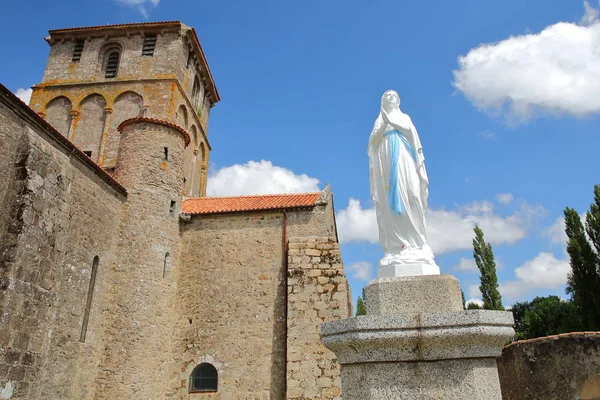 Iglesia Vieux Pouzauges con una estatua de la Virgen María en primer plano, Pouzauges, Vendee, Francia — Foto de Stock