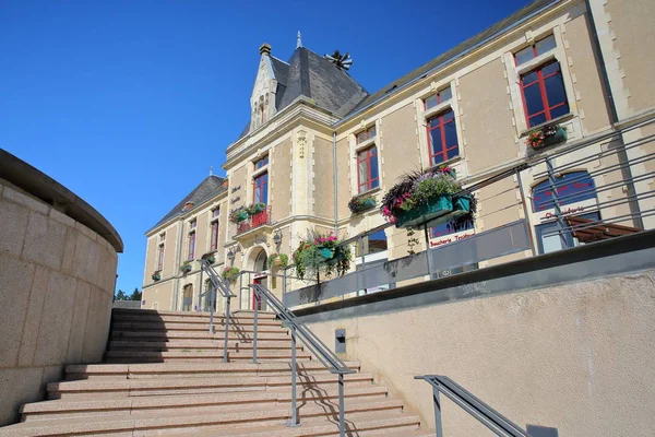 POUZAUGES, FRANCE - 10 JUILLET 2017 : La mairie avec escalier au premier plan — Photo