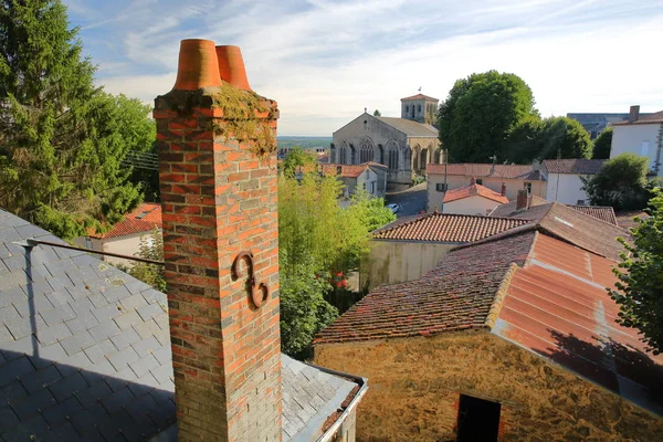 Daken van traditionele huizen met St Jacques Church in de achtergrond, Pouzauges, Vendee, Frankrijk — Stockfoto