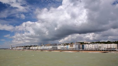 Güzel bir bulutlu gökyüzü, Hastings, İngiltere ile iskelesinden denize sıfır görünümünü