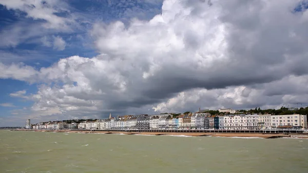 Vista da beira-mar do cais com um lindo céu nublado, Hastings, Reino Unido — Fotografia de Stock