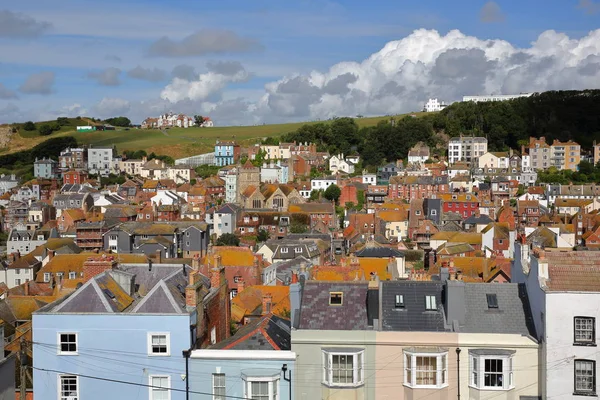 Hastings tarihi kent Doğu Hill Batı Hill ile arka plan ve güzel bulutlar, Hastings, İngiltere'de çatı görünümü