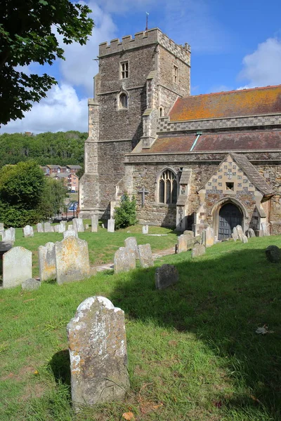 Igreja de Todos os Santos com túmulos em primeiro plano em Hastings, Reino Unido — Fotografia de Stock