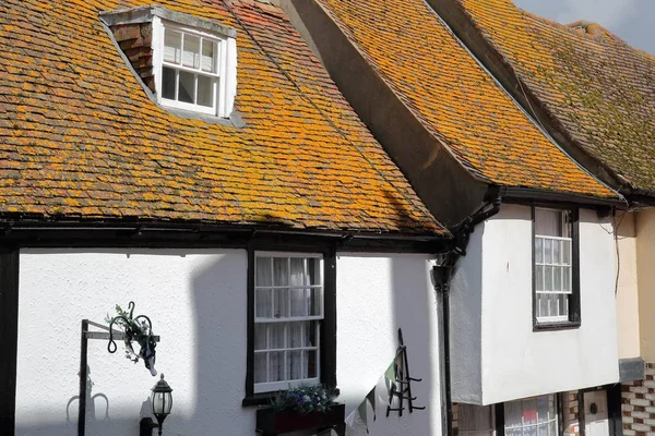 HASTINGS, Reino Unido - 22 de julio de 2017: Casas medievales y enmarcadas de madera del siglo XVI en el casco antiguo de Hastings — Foto de Stock