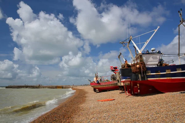 Praia lançou barcos de pesca com um belo céu, Hastings, Reino Unido — Fotografia de Stock