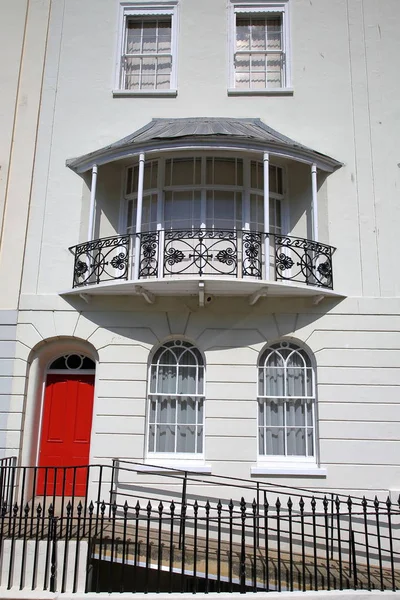 Hastings, İngiltere - 23 Temmuz 2017: A Georgian house cephe Ferforje korkuluk balkon ile new Town