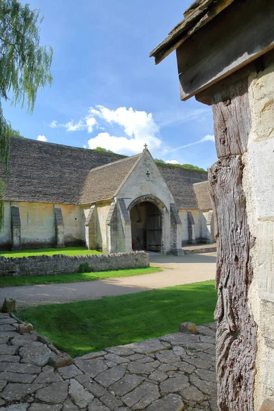 Külső nézet a történelmi tizedet pajta, a középkori szerzetesi kő barn, Bradford on Avon, Egyesült Királyság — Stock Fotó