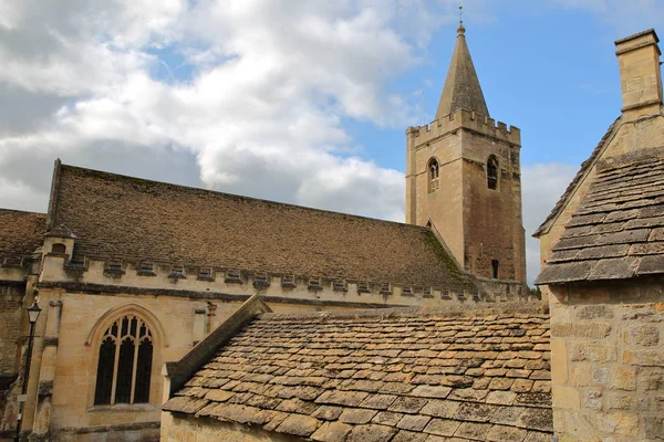 Kościół Świętej Trójcy z tradycyjnych kamiennych dachach na pierwszym planie, Bradford on Avon, Wielka Brytania — Zdjęcie stockowe