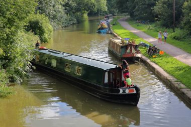 Bradford on Avon, İngiltere - 12 Ağustos 2017: mavna Kennet ve yakınındaki Bradford on Avon Avon kanalı boyunca