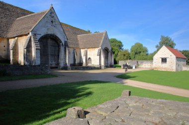 Dış görünümü tarihi aşar vergisi ambarın, bir ortaçağ manastır taş ahır, Bradford on Avon, İngiltere