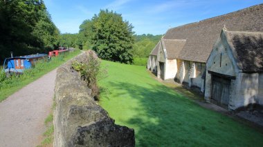 Dış görünümünü tarihi aşar vergisi ahır Kennet ve Avon kanalı yanında, Bradford on Avon, İngiltere