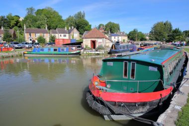 Bradford on Avon, İngiltere - 13 Ağustos 2017: Canal Wharf renkli mavnalar Kennet ve Avon kanalı ile