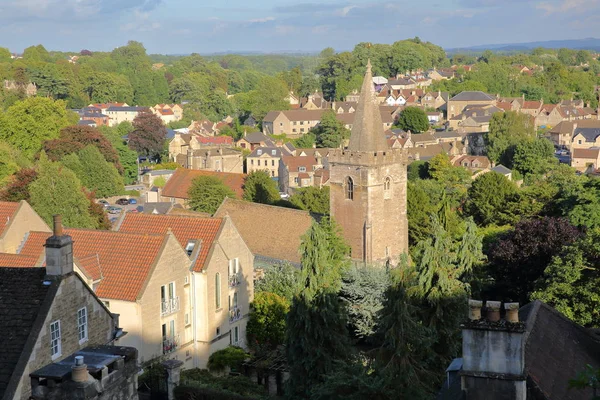 Vista de la ciudad desde el barrio Tory con el campanario de Holy Trinity Church en Bradford en Avon, Reino Unido —  Fotos de Stock