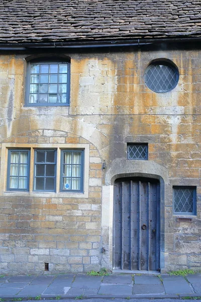 Бредфорд Avon, Великобританія - 12 серпня 2017: екстер'єр фасаду традиційного будинку з цегляну стіну і кам'яний дах в Торі околиці — стокове фото