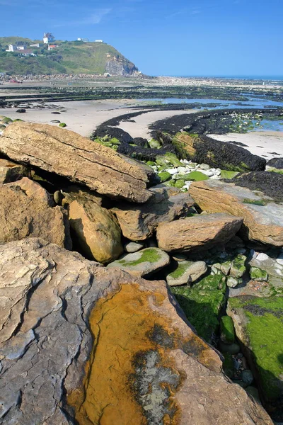 La plage à marée basse avec des roches colorées au premier plan au Cap Gris Nez, Côte d'Opale, Pas de Calais, Hauts de France, France — Photo