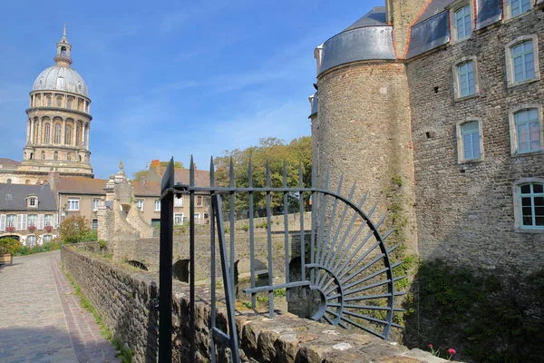 Il Museo del Castello e la Basilica di Notre Dame sullo sfondo, Boulogne sur Mer, Costa d'Opale, Pas de Calais, Hauts de France — Foto Stock