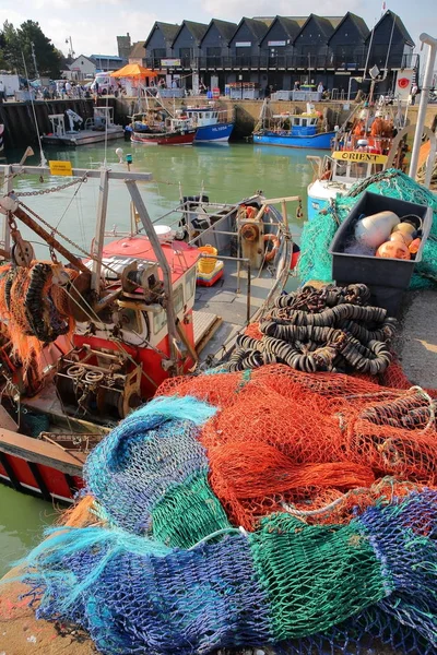 БЕЛЫЙ ШТАТ, Великобритания - 15 октября 2017 года: Рыболовная гавань с разноцветными рыболовными сетями на переднем плане и деревянными зайцами на заднем плане — стоковое фото
