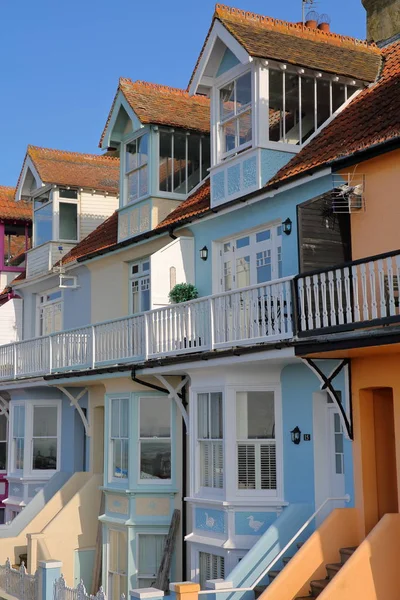 WHITSTABLE, Reino Unido - 15 de octubre de 2017: Una fila de coloridas casas con balcones de madera con vistas al mar —  Fotos de Stock