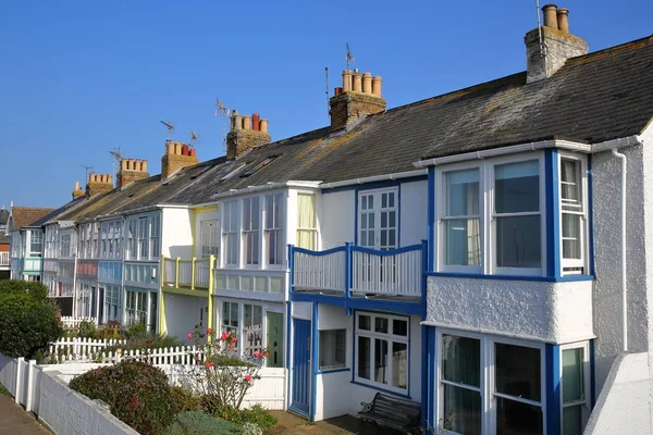 WHITSTABLE, Reino Unido - 15 de octubre de 2017: Una fila de coloridas casas con balcones de madera con vistas al mar — Foto de Stock