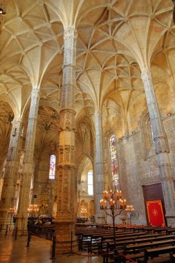 Lisbon, Portekiz - 3 Kasım 2017: Jeronimos monastery oyma sütunlarla Belem mahallede, Santa Maria Kilisesi'nin iç. 3 Kasım 2017 çekim tarihidir