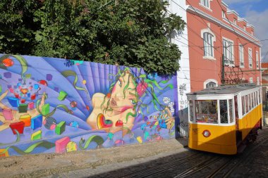Lisbon, Portekiz - 4 Kasım 2017: Elevador da Gloria, Bairro Alto mahalle sokak sanatı ile duvarlara Restauradores Meydanı bağlanma füniküler. 4 Kasım 2017 çekim tarihidir