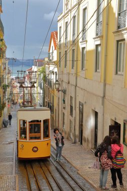 Lisbon, Portekiz - 4 Kasım 2017: Füniküler Asansör da Bica Japon turistler fotoğraf ve Tagus Nehri içinde belgili tanımlık geçmiş çekimi ile Bairro Alto mahallede. 4 Kasım 2017 çekim tarihidir