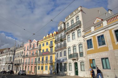 Lisbon, Portekiz - 4 Kasım 2017: Renkli cephe Bairro Alto mahallede Principe Real Meydanı'nda. 4 Kasım 2017 çekim tarihidir