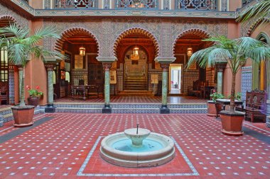Lisbon, Portekiz - 4 Kasım 2017: Casa do Alentejo Bairro Alto mahallede avlusu. 4 Kasım 2017 çekim tarihidir