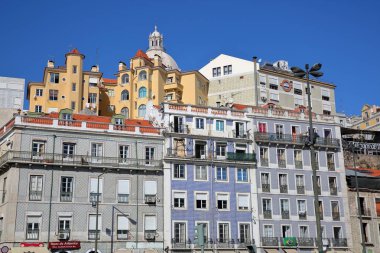 Lisbon, Portekiz - 5 Kasım 2017: Renkli cephe Alfama mahallesinde (Apolonia tren istasyonu) yakın planda Ulusal Pantheon (Santa Engracia Kilisesi) ile. 5 Kasım 2017 çekim tarihidir