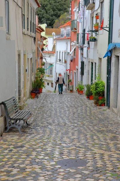 Lisboa Portugal Novembro 2017 Rua Estreita Colorida Bairro Alfama Com — Fotografia de Stock