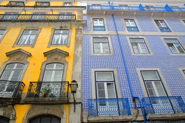 Fachadas Decoradas Com Azulejos Coloridos Com Varandas Ferro Forjado Bairro — Fotografia de Stock