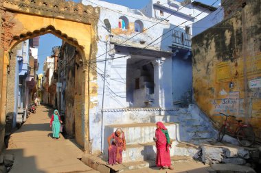 Bundi, Rajasthan, Hindistan - 08 Aralık 2017: Eski şehirde toplama iki yaşlı kadınlarla renkli sokak sahne