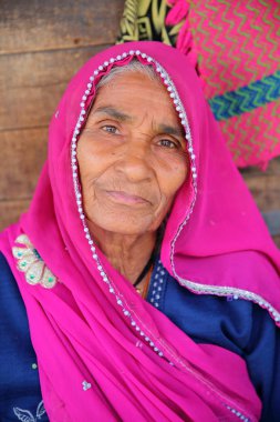 Bundi, Rajasthan, Hindistan - 08 Aralık 2017: Sebze pazarı, renkli elbise ile yaşlı bir kadın portresi