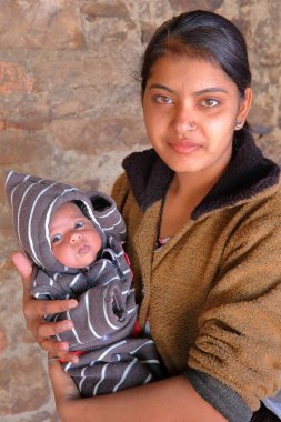 Bundi, Rajasthan, Hindistan - 09 Aralık 2017: Güzel bir genç kadının bebeğini Bundi yakın bir köyde portre