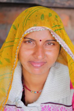Bundi, Rajasthan, Hindistan - 09 Aralık 2017: Bundi yakın bir köyde renkli elbise ile güzel bir genç kadın portresi