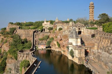 Zafer Kulesi, surlar ve Hindu tapınakları, Chittorgarh, Rajasthan, Hindistan Chittorgarh Fort (Garh) genel bakış