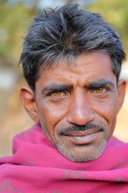 Chittorgarh, Rajasthan, Hindistan - 13 Aralık 2017: Hintli bir adam portresi Chittorgarh çevresindeki kırsal gözünde temizleyin