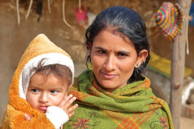 Jodhpur, Rajasthan, Hindistan - 16 Aralık 2017: Jodhpur yakınındaki bir bishnoi köyde bebeği olan bir kadın portresi