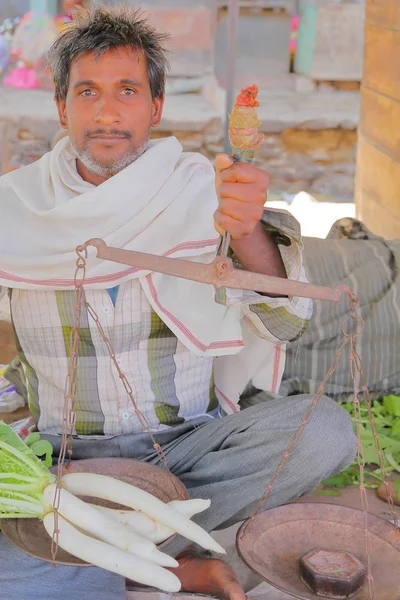 Bundi Rajasthan India Diciembre 2017 Retrato Vendedor Sosteniendo Par Escalas — Foto de Stock