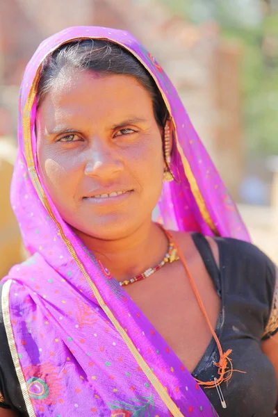 Bundi, Rajasthan, Hindistan - 09 Aralık 2017: Bundi yakın bir köyde renkli elbise ile güzel bir kadın portresi