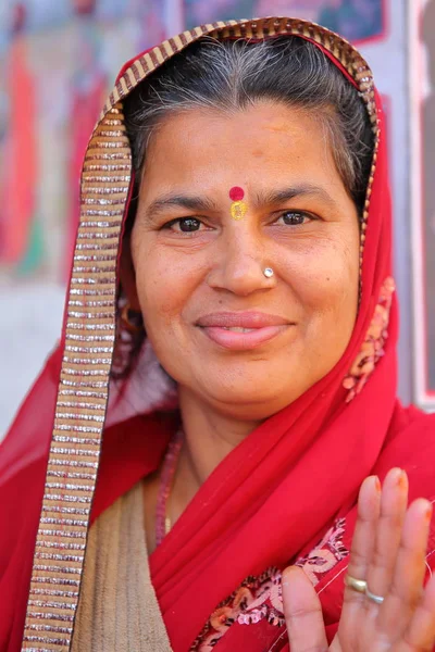 Bundi, Rajasthan, Hindistan - 10 Aralık 2017: Renkli elbise ile güzel bir kadın portresi 