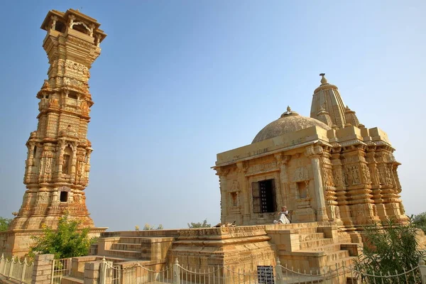 Chittorgarh ラジャスタン インド 2017 Adhbudhnath シヴァ寺院 左側のタワー フェームに Chittorgarh のフォート — ストック写真