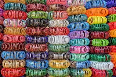 Jodhpur, Rajasthan, Hindistan bilezik yakın çekim ile renkli sahne Sardar Market