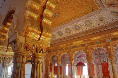 Jodhpur, Rajasthan, Hindistan - 17 Aralık 2017: Mimari Detaylar, oymalar ve sütunları Mehrangarh Fort, Golden Royal Palace Oda 