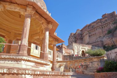 Jodhpur, Rajasthan, Hindistan - 17 Aralık 2017: Dış cephe Mehrangarh kale ile bir Chhatri ön planda 