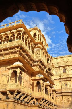 (Bir arcade bakıldığında) Jaisalmer fort sarayda Jaisalmer, Rajasthan, Hindistan mimari detaylar