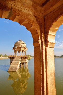 Gadi Sagar Gölü, Jaisalmer, Rajasthan, Hindistan (kemer) aracılığıyla bir chhatri görünümünü