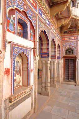 Nawalgarh, Rajasthan, Hindistan - 25 Aralık 2017: Morarka Haveli renkli freskler ve Resim Sergisi 