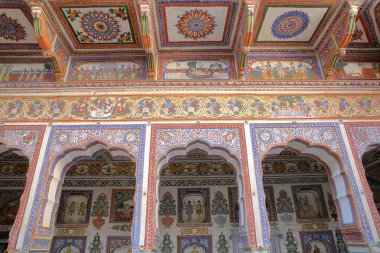 Nawalgarh, Rajasthan, Hindistan - 25 Aralık 2017: Poddar Haveli renkli freskleri, tablolar ve sütunlar ile