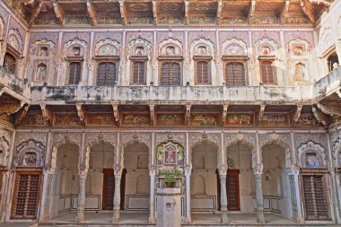 Nawalgarh, Rajasthan, Hindistan - 26 Aralık 2017: Uattara Haveli renkli freskler ve Resim Sergisi